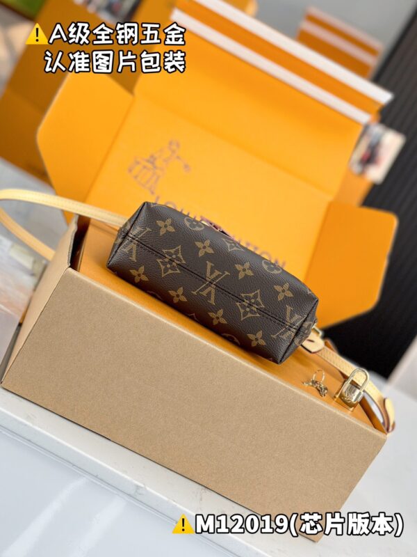 img_1834 LOCKIT BB M12019 Size 19 x 7 x 15 cm
