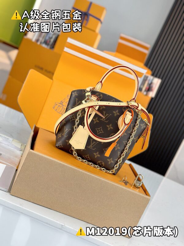 img_1835 LOCKIT BB M12019 Size 19 x 7 x 15 cm