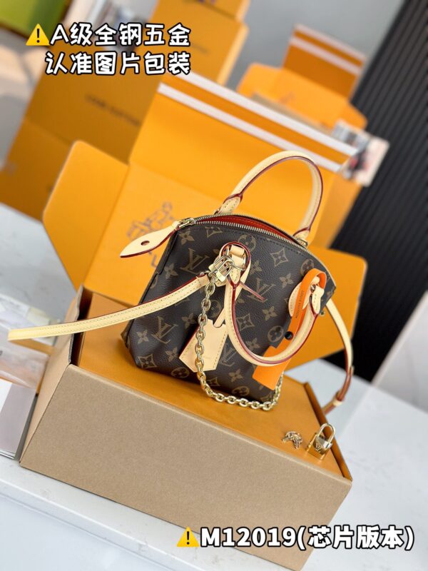 img_1837 LOCKIT BB M12019 Size 19 x 7 x 15 cm