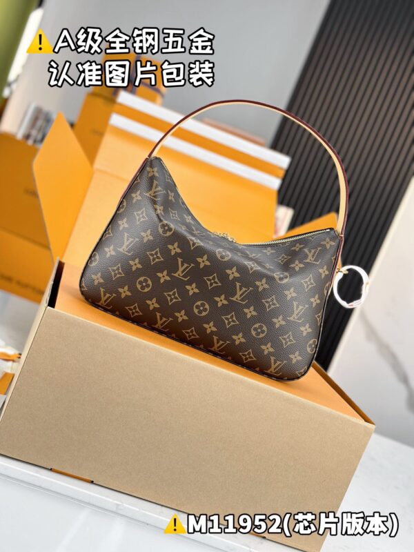 img_1868 SLOUCHY Small M11952 Size 22 x 9 x 33 cm