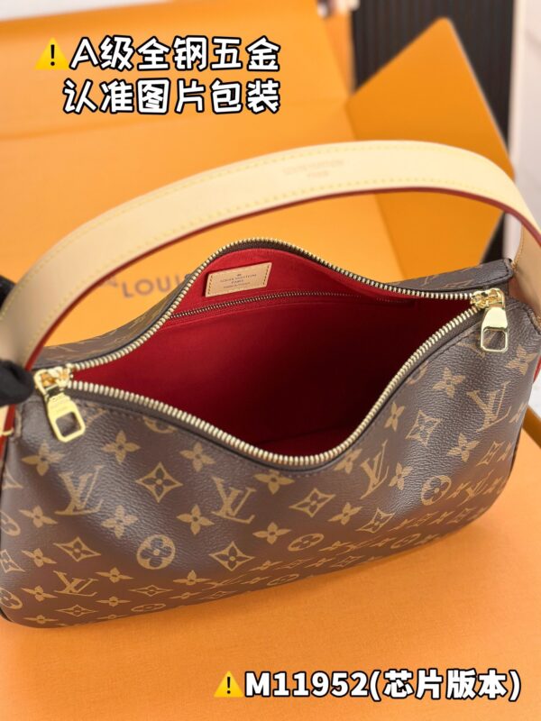 img_1875 SLOUCHY Small M11952 Size 22 x 9 x 33 cm
