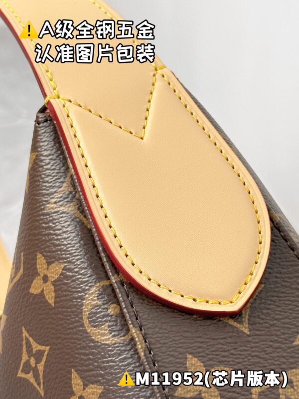 img_1877 SLOUCHY Small M11952 Size 22 x 9 x 33 cm