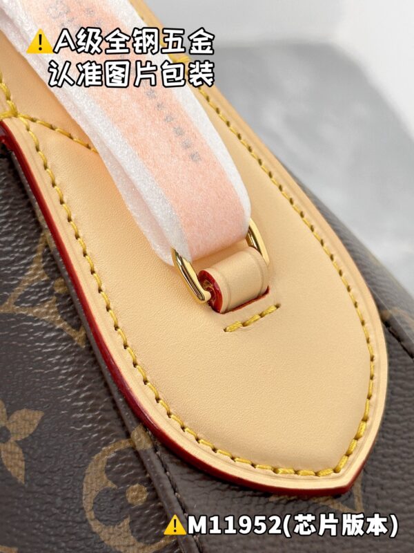 img_1878 SLOUCHY Small M11952 Size 22 x 9 x 33 cm