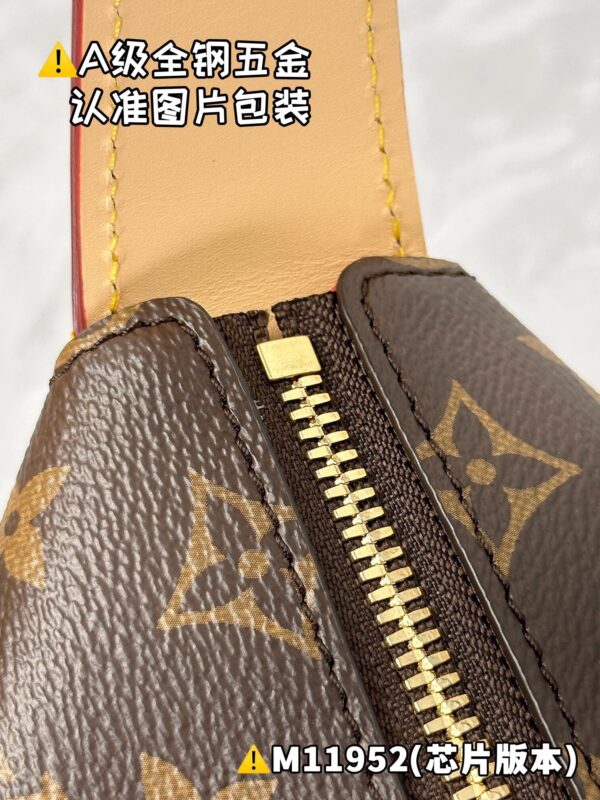 img_1881 SLOUCHY Small M11952 Size 22 x 9 x 33 cm