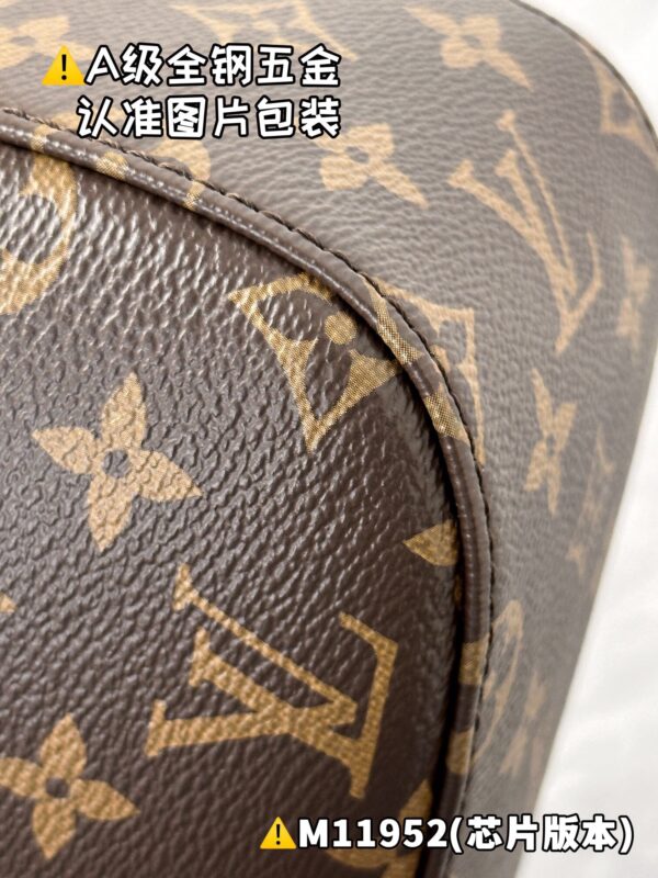 img_1882 SLOUCHY Small M11952 Size 22 x 9 x 33 cm