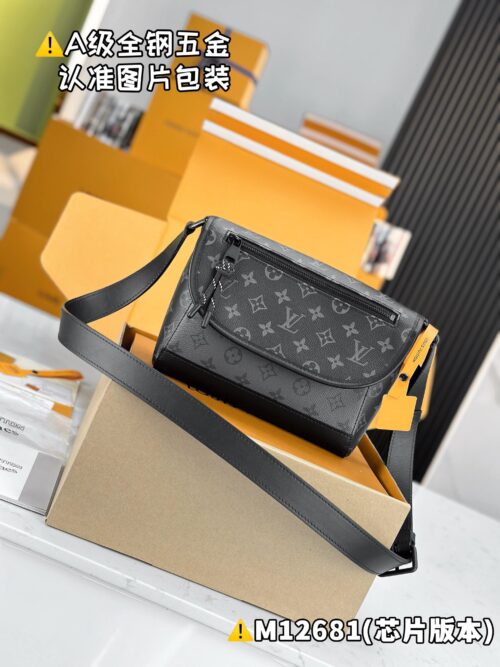 PULSE Messenger Bag M12681 Size 17 x 11 x 26.6 cm