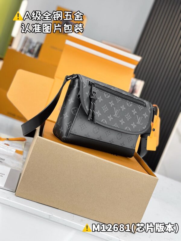 img_1997 PULSE Messenger Bag M12681 Size 17 x 11 x 26.6 cm