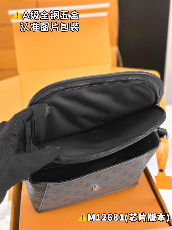 img_1999 PULSE Messenger Bag M12681 Size 17 x 11 x 26.6 cm