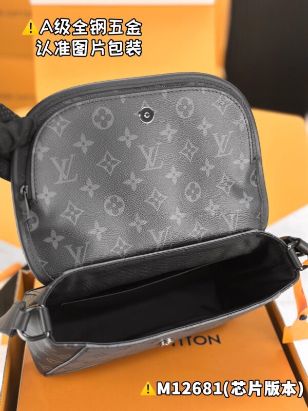 img_2002 PULSE Messenger Bag M12681 Size 17 x 11 x 26.6 cm