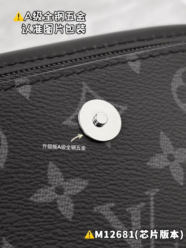 img_2008 PULSE Messenger Bag M12681 Size 17 x 11 x 26.6 cm