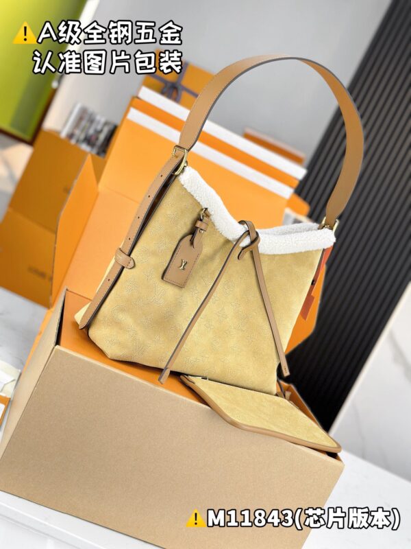 img_2143 CARRYALL Small M11843 Size 24 x 12 x 29 cm