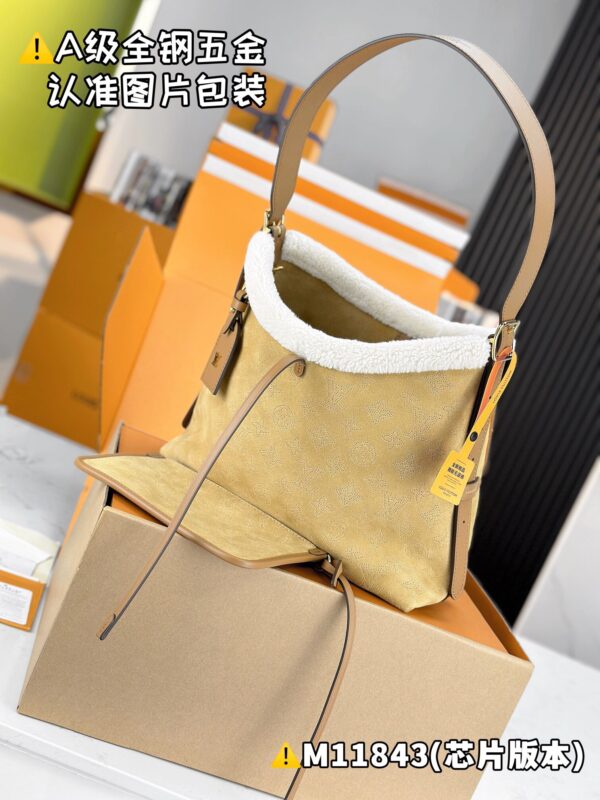 img_2144 CARRYALL Small M11843 Size 24 x 12 x 29 cm