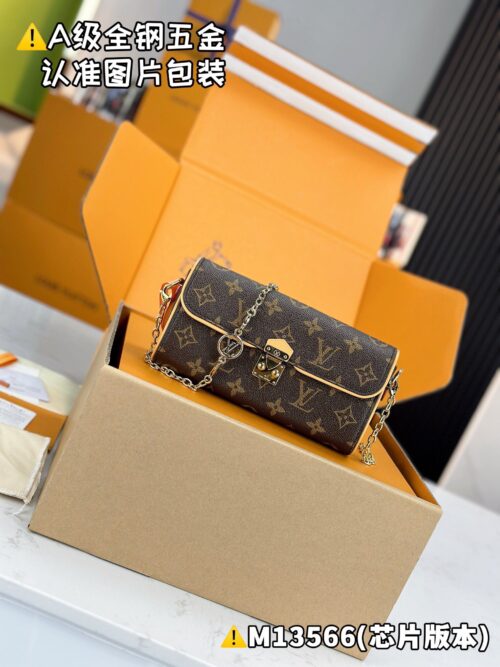 POCHETTE CAMILLE M13566 Size 11 x 6 x 20.5 cm