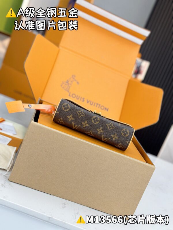 img_2285 POCHETTE CAMILLE M13566 Size 11 x 6 x 20.5 cm