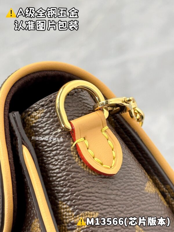 img_2296 POCHETTE CAMILLE M13566 Size 11 x 6 x 20.5 cm