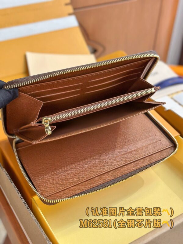 God Factory LV Wallet M62581 Size 21 x 12 x 2