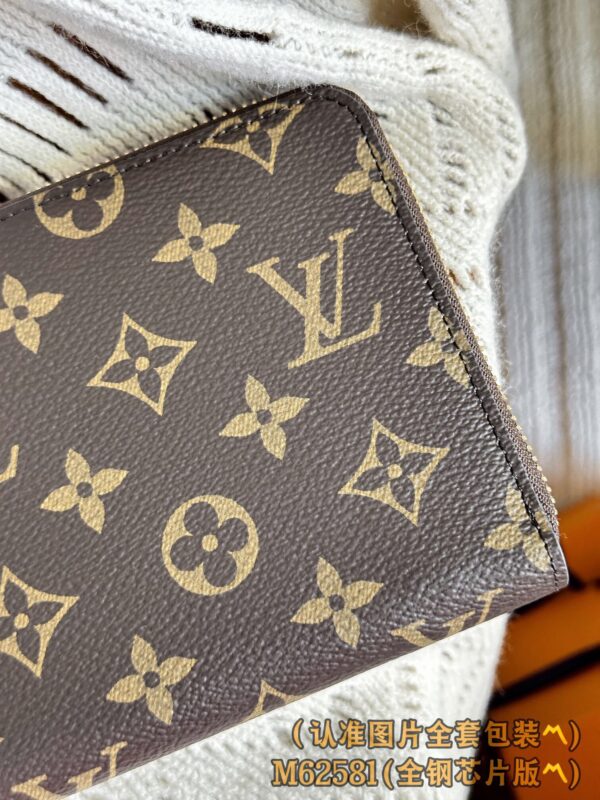 God Factory LV Wallet M62581 Size 21 x 12 x 2