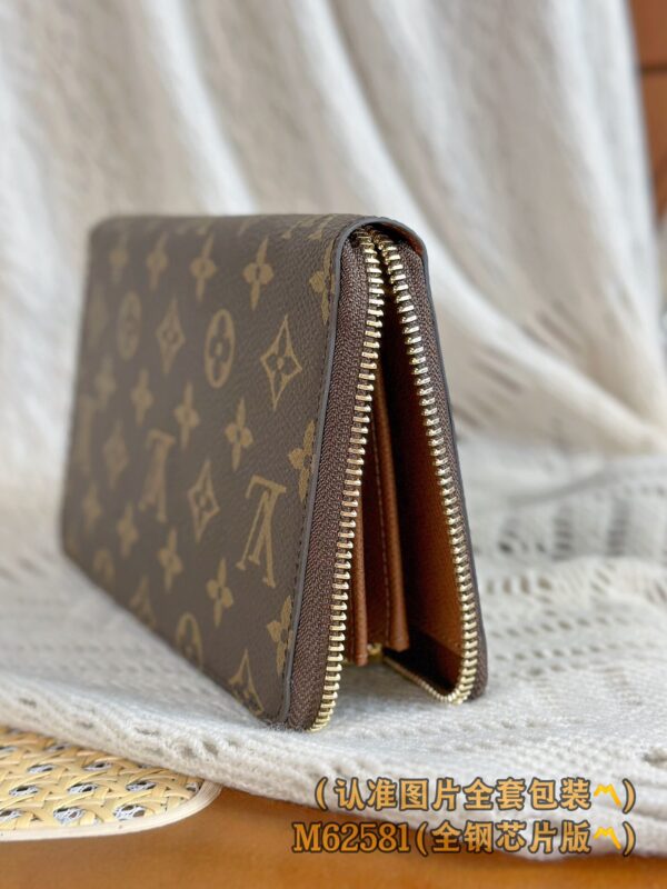 God Factory LV Wallet M62581 Size 21 x 12 x 2