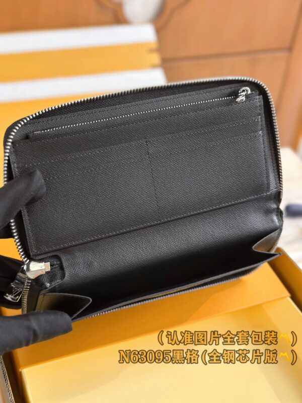 God Factory LV Wallet M63095 Black Size 10 x 20 x 2 cm