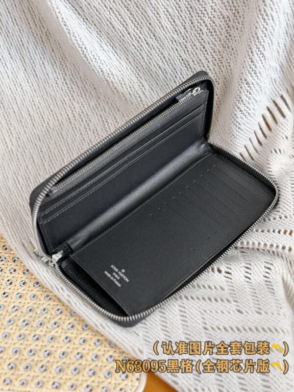 God Factory LV Wallet M63095 Black Size 10 x 20 x 2 cm