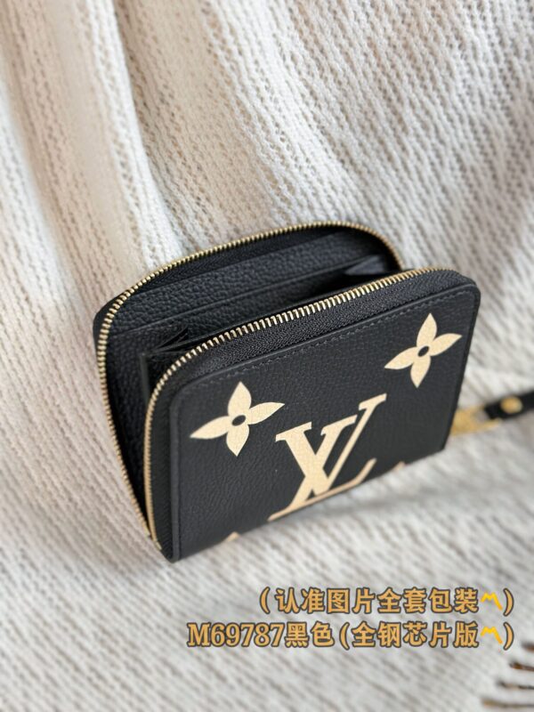 God Factory LV Wallet M69787 Black Size 11 x 8.5 x 2 cm