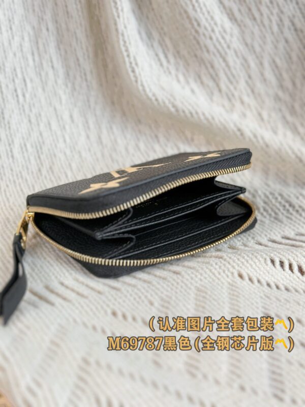 God Factory LV Wallet M69787 Black Size 11 x 8.5 x 2 cm