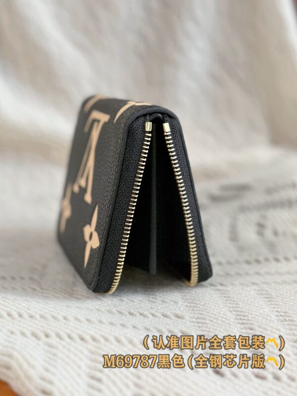 God Factory LV Wallet M69787 Black Size 11 x 8.5 x 2 cm