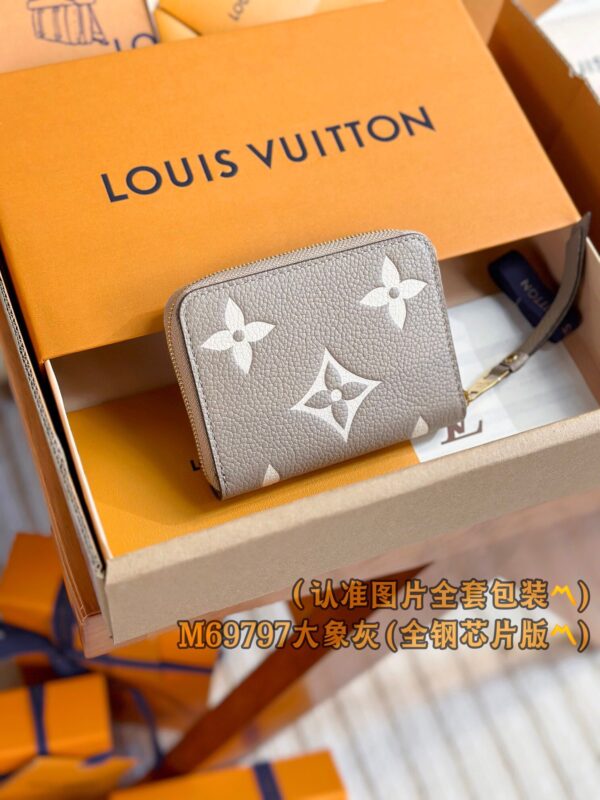 God Factory LV Wallet M69797 Grey Size 11 x 8.5 x 2 cm
