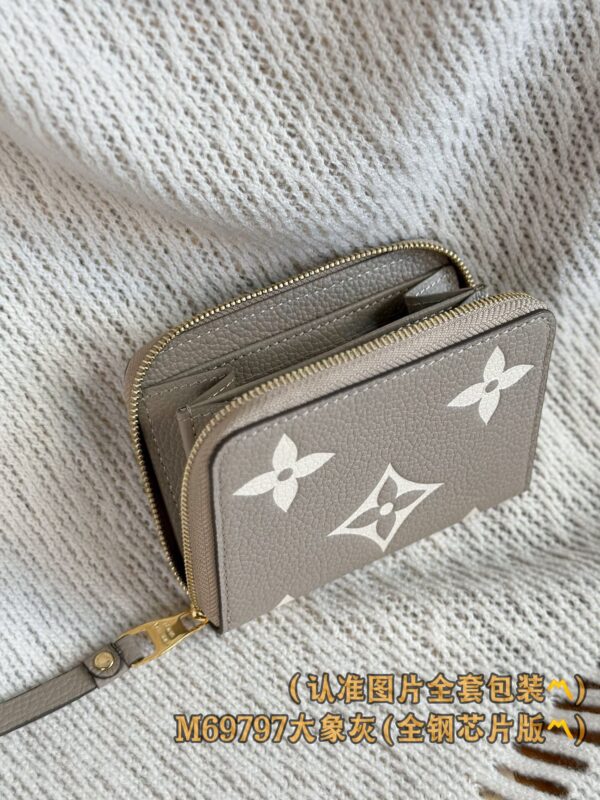 God Factory LV Wallet M69797 Grey Size 11 x 8.5 x 2 cm