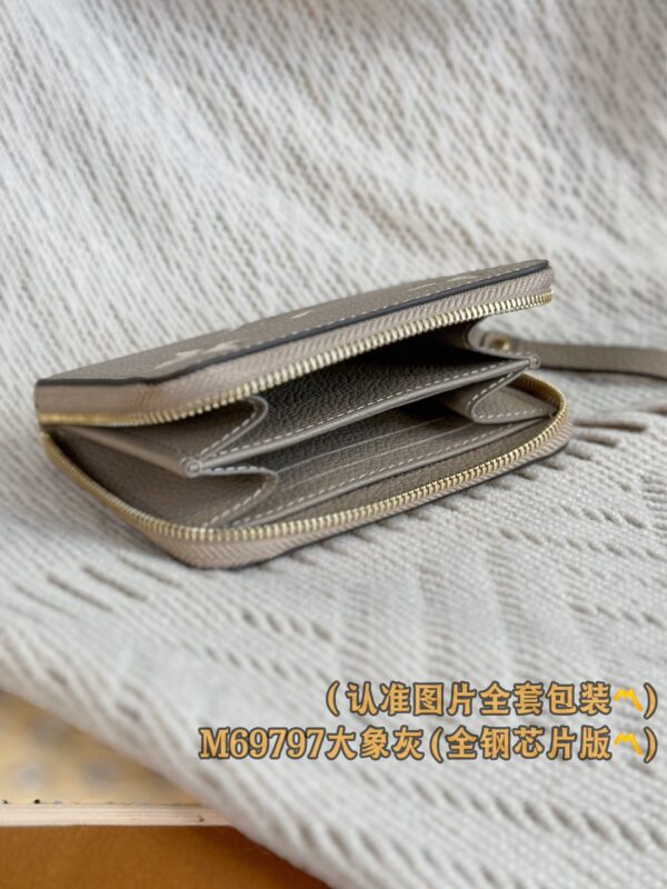 God Factory LV Wallet M69797 Grey Size 11 x 8.5 x 2 cm