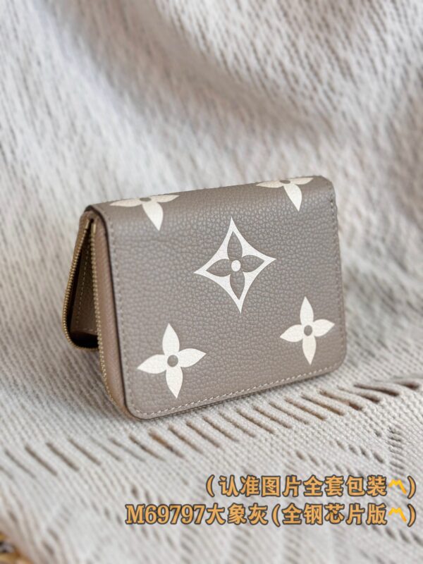 God Factory LV Wallet M69797 Grey Size 11 x 8.5 x 2 cm