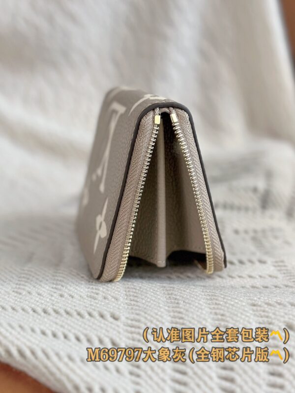 God Factory LV Wallet M69797 Grey Size 11 x 8.5 x 2 cm