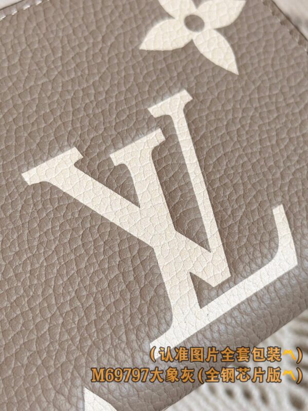 God Factory LV Wallet M69797 Grey Size 11 x 8.5 x 2 cm