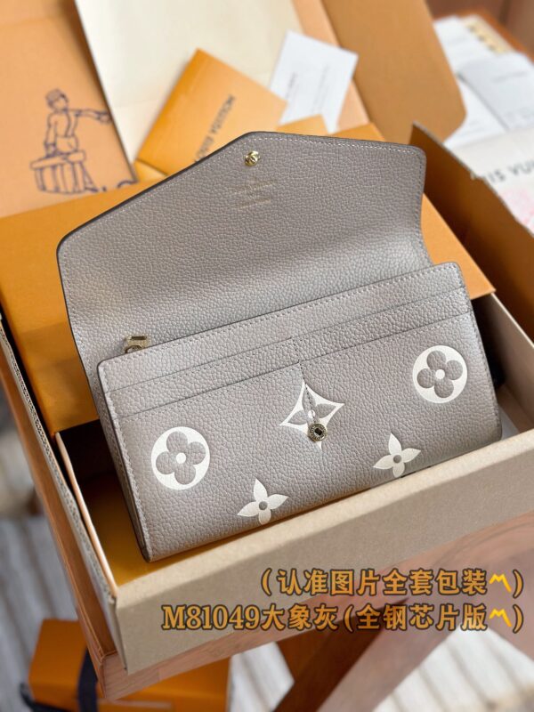 God Factory LV Wallet M81049 Grey Size 19 x 10.5 x 2 cm
