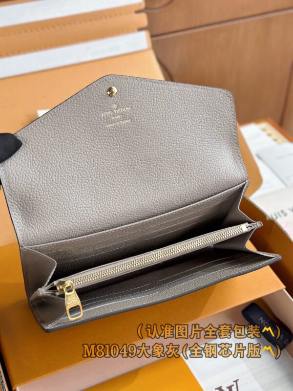 God Factory LV Wallet M81049 Grey Size 19 x 10.5 x 2 cm