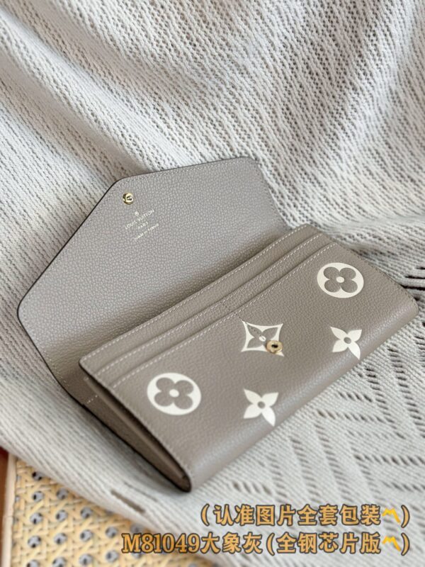 God Factory LV Wallet M81049 Grey Size 19 x 10.5 x 2 cm