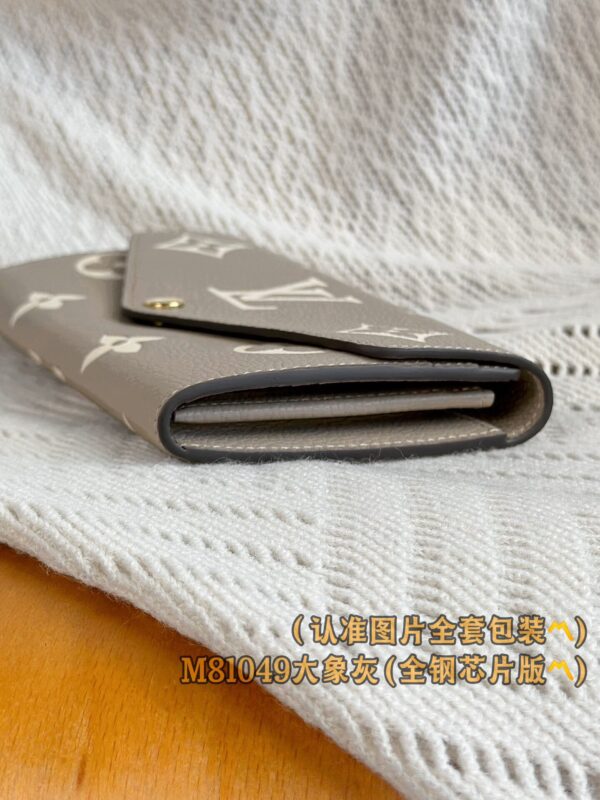 God Factory LV Wallet M81049 Grey Size 19 x 10.5 x 2 cm