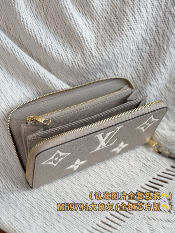 God Factory LV Wallet M69794 Grey Size 19.5 x 10.5 x 2.5 cm