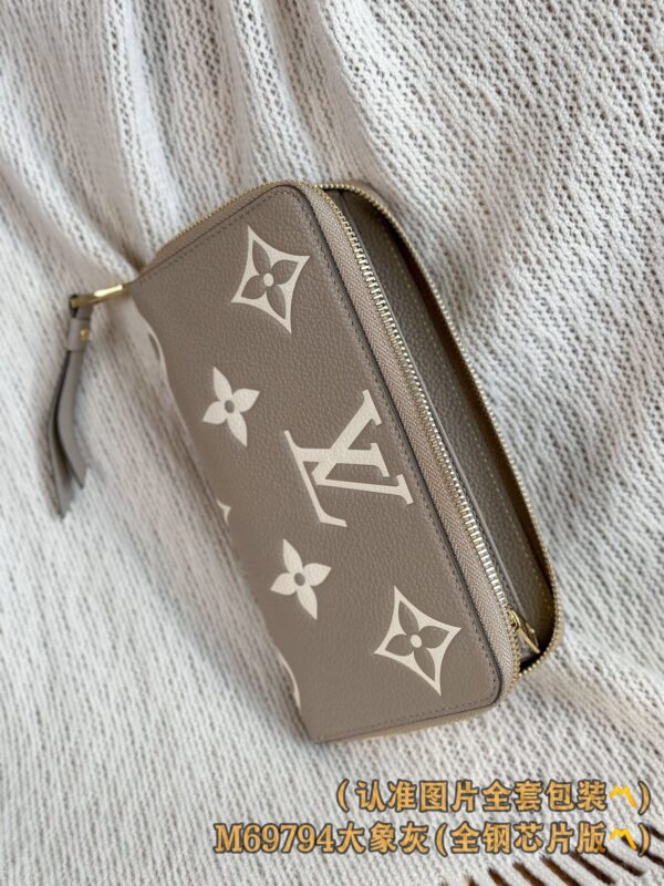 God Factory LV Wallet M69794 Grey Size 19.5 x 10.5 x 2.5 cm