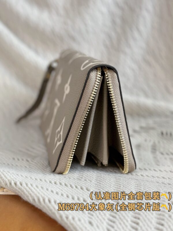 God Factory LV Wallet M69794 Grey Size 19.5 x 10.5 x 2.5 cm