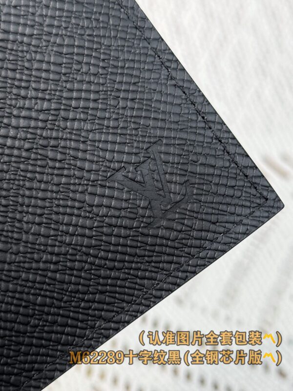 God Factory LV Wallet M62289 Cross Pattern Size 11 x 9 x 2 cm