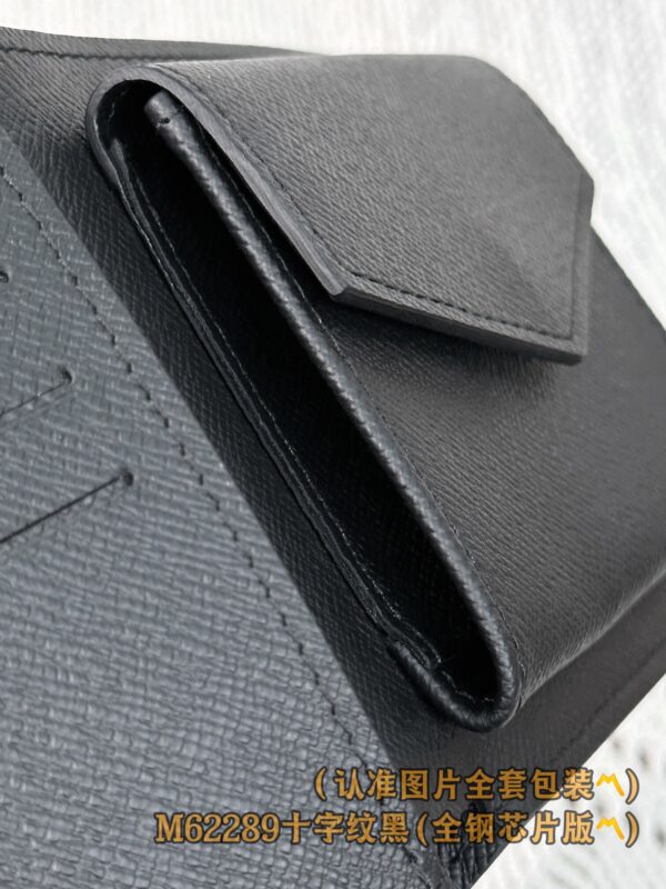 God Factory LV Wallet M62289 Cross Pattern Size 11 x 9 x 2 cm