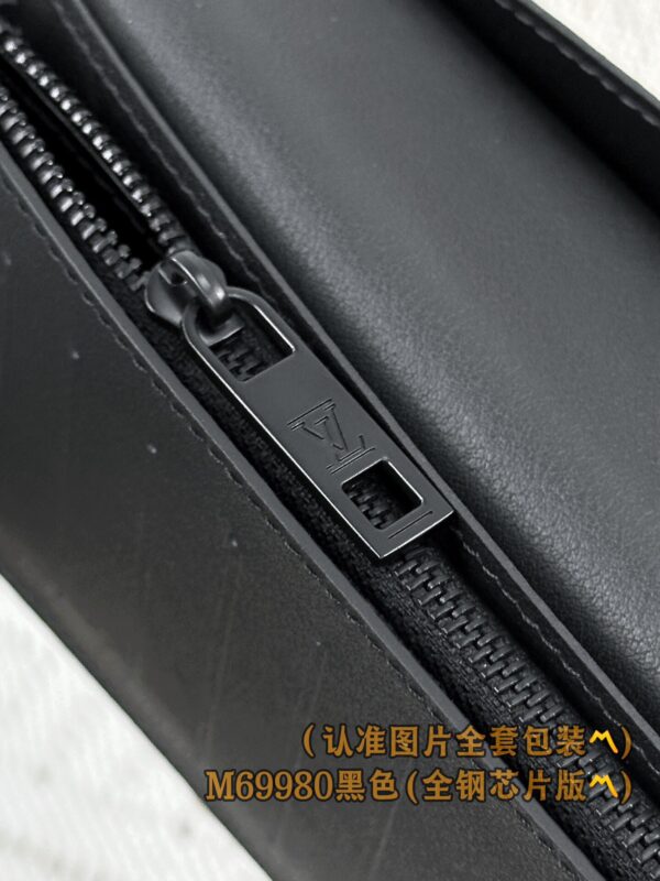 God Factory LV Wallet M69980 Black Size 10 x 19 x 2 cm