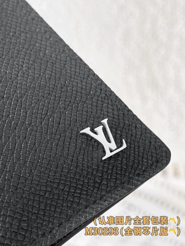 God Factory LV Wallet M30283 Cross Pattern Size 7.5 x 11 x 1 cm