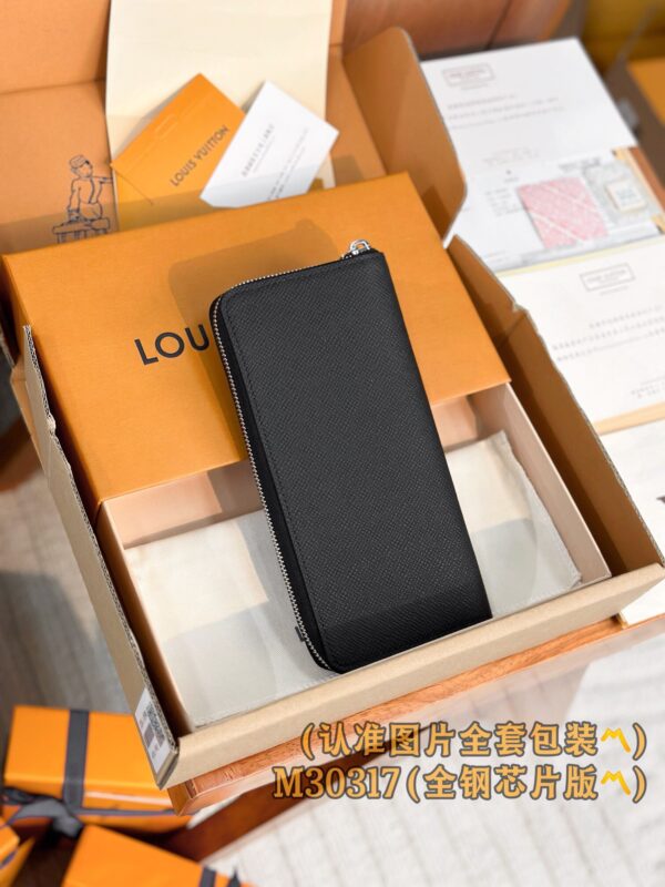 God Factory LV Wallet M30317 Cross Pattern Size 10 x 20 x 2 cm