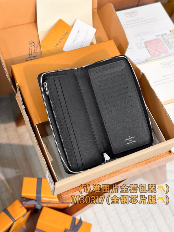 God Factory LV Wallet M30317 Cross Pattern Size 10 x 20 x 2 cm