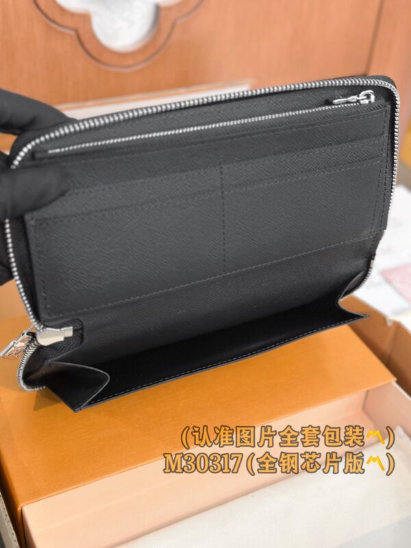 God Factory LV Wallet M30317 Cross Pattern Size 10 x 20 x 2 cm