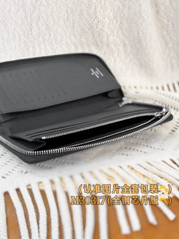 God Factory LV Wallet M30317 Cross Pattern Size 10 x 20 x 2 cm