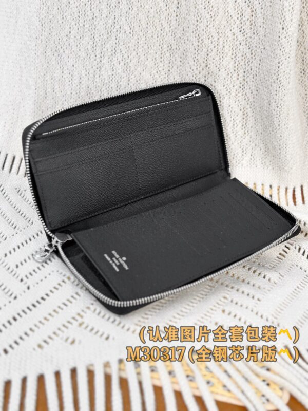 God Factory LV Wallet M30317 Cross Pattern Size 10 x 20 x 2 cm