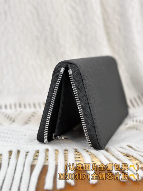 God Factory LV Wallet M30317 Cross Pattern Size 10 x 20 x 2 cm